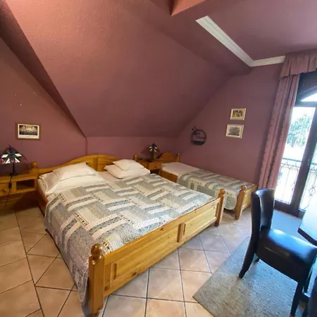 Feher Hattyu Panzio Bed & Breakfast *