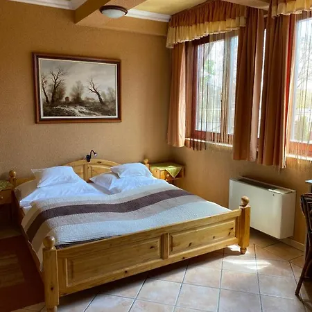 Feher Hattyu Panzio Bed & Breakfast Oroshaza