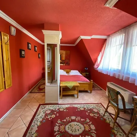 Feher Hattyu Panzio Bed and Breakfast 4*