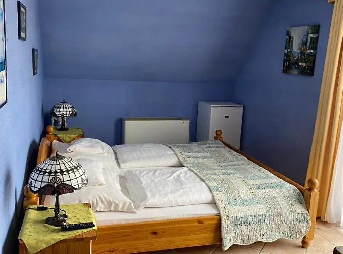 Feher Hattyu Panzio לינה וארוחת בוקר 4*