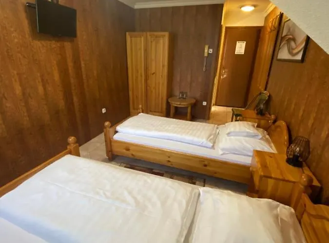 לינה וארוחת בוקר Feher Hattyu Panzio