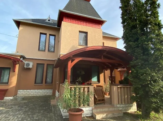 לינה וארוחת בוקר Feher Hattyu Panzio 4*