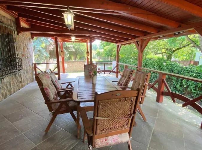 לינה וארוחת בוקר Feher Hattyu Panzio