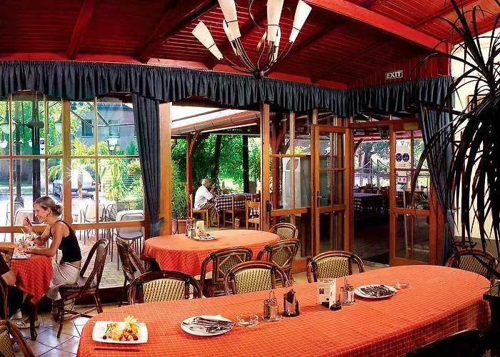 לינה וארוחת בוקר Feher Hattyu Panzio 4*