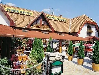 Feher Hattyu Panzio